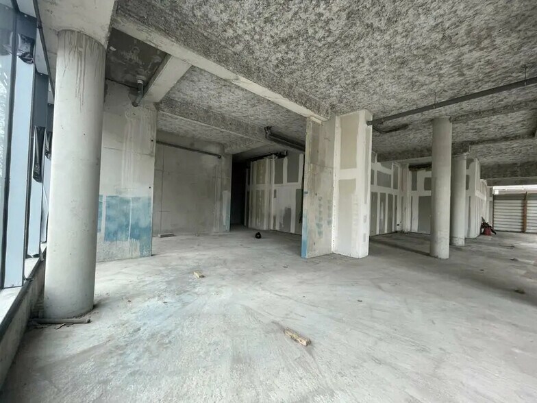 Retail in Marseille for lease - Interior Photo - Image 3 of 12