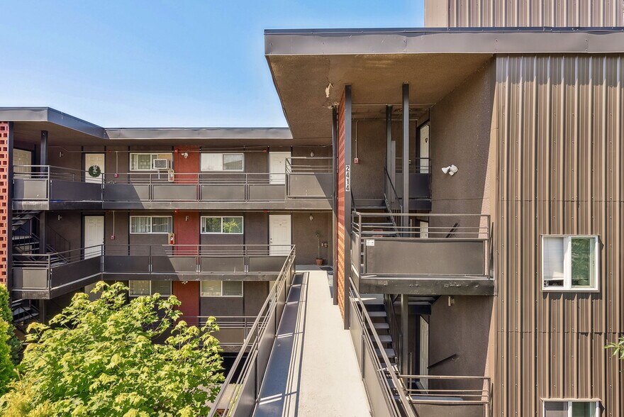 2414 13th Ave S, Seattle, WA à vendre - Photo du bâtiment - Image 2 de 17