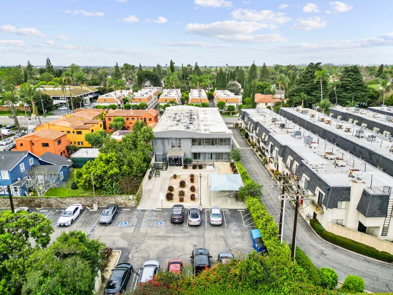 2215 N Broadway, Santa Ana, CA à vendre - Photo du bâtiment - Image 3 de 68