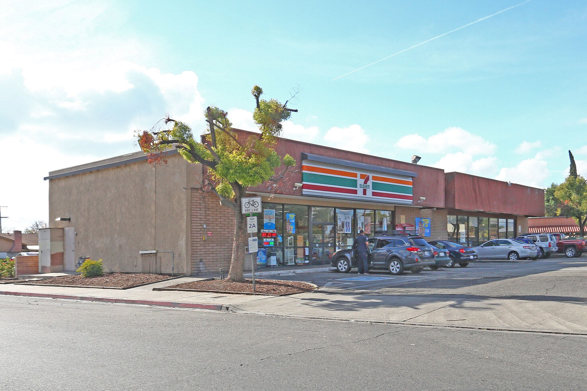 111-113 W Walnut Ave, Visalia, CA à louer Photo du bâtiment- Image 1 de 3