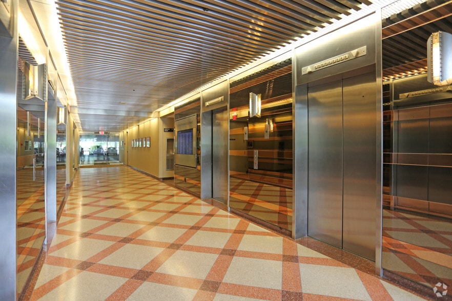 1010 northern Blvd, Great Neck, NY for lease - Lobby - Image 2 of 20