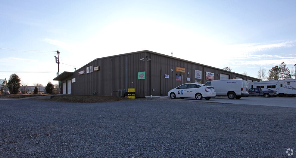 3227 Wilkinson Blvd, Charlotte, NC à vendre - Photo du bâtiment - Image 2 de 2