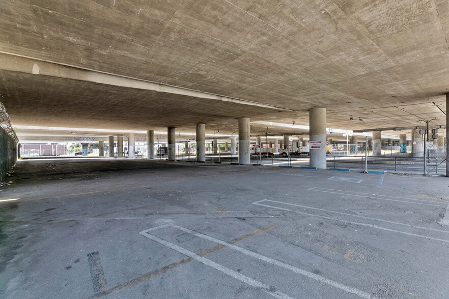 1700 S Flower St, Los Angeles, CA for lease - Building Photo - Image 1 of 14