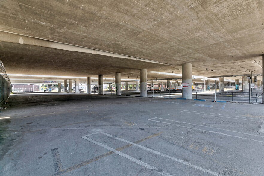 1700 S Flower St, Los Angeles, CA à louer - Photo du bâtiment - Image 1 de 14