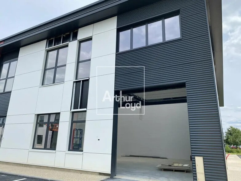 Local d'activités dans Lieusaint à vendre - Photo du bâtiment - Image 1 de 6