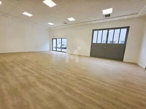 269 Rue Du Maréchal Juin, Vaux-le-Pénil for lease Interior Photo- Image 2 of 7