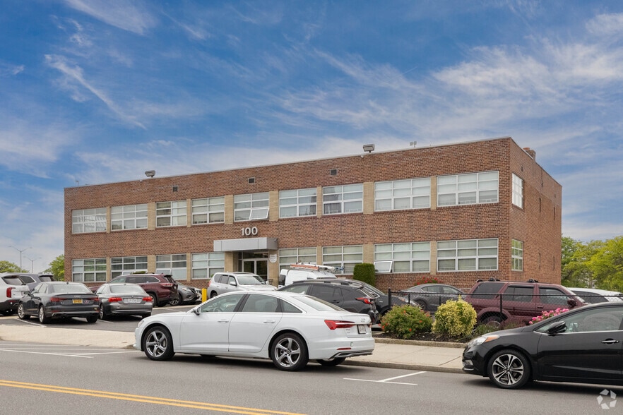 100 N Village Ave, Rockville Centre, NY for lease - Building Photo - Image 2 of 9