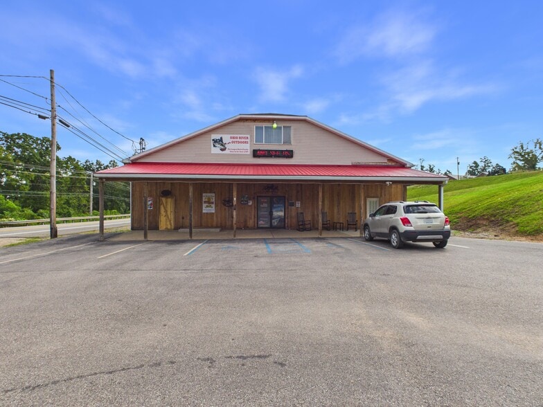 13520 Emerson Ave, Williamstown, WV for sale - Primary Photo - Image 1 of 36