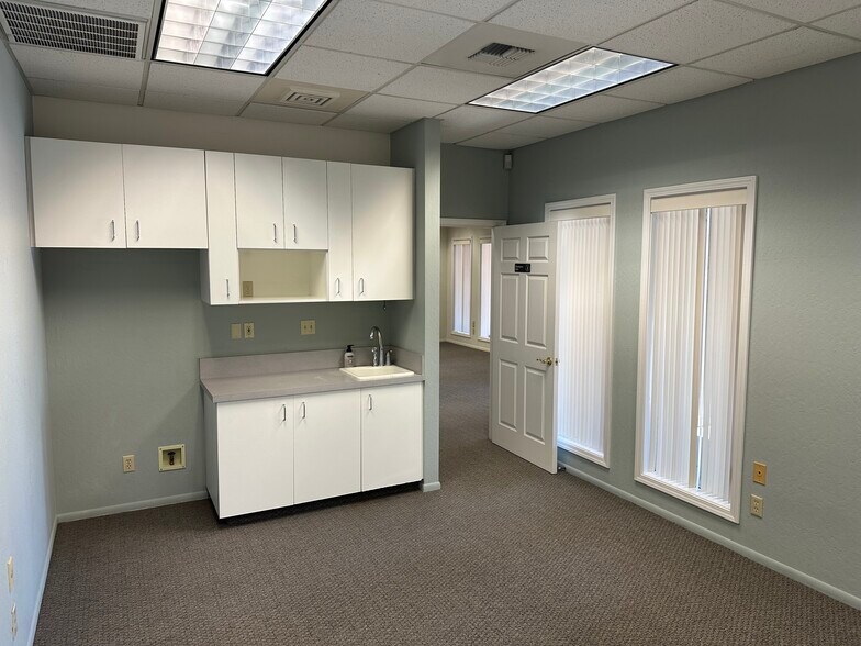 825-865 S Frankwood Ave, Reedley, CA for lease - Interior Photo - Image 3 of 12