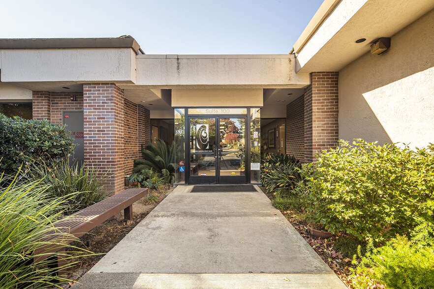 1130 Conroy Ln, Roseville, CA à vendre - Photo du bâtiment - Image 3 de 26