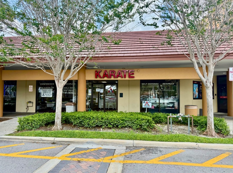 4305-4385 N Pine Island Rd, Sunrise, FL for lease - Building Photo - Image 2 of 5