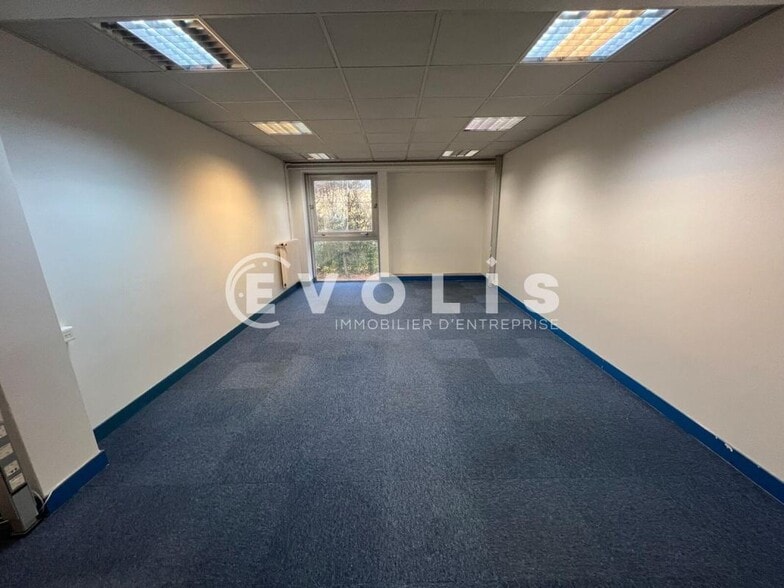 Flex in Croissy-Beaubourg for lease - Interior Photo - Image 2 of 8