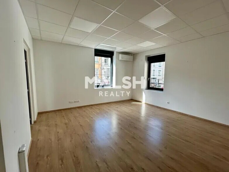Bureau dans Villeurbanne à louer - Photo du bâtiment - Image 3 de 11