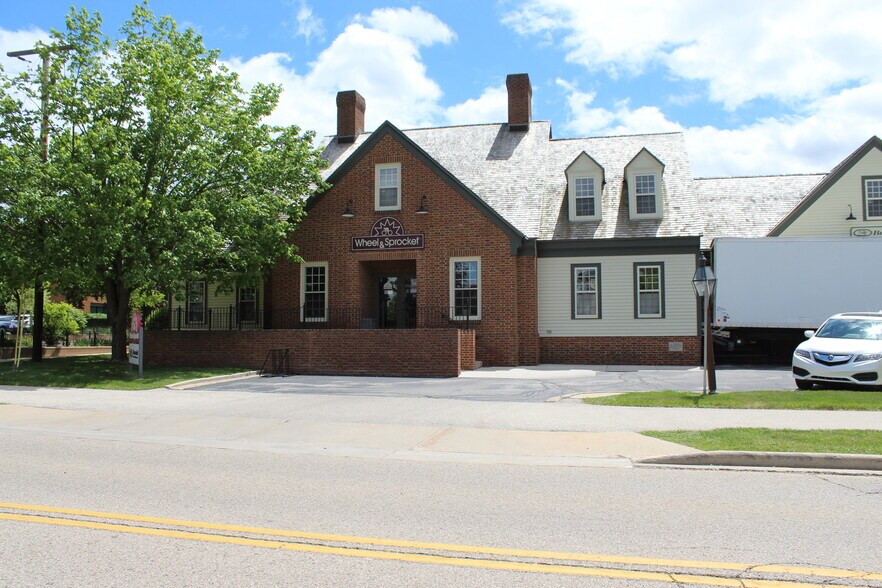 528 Wells St, Delafield, WI à vendre - Photo du bâtiment - Image 1 de 5