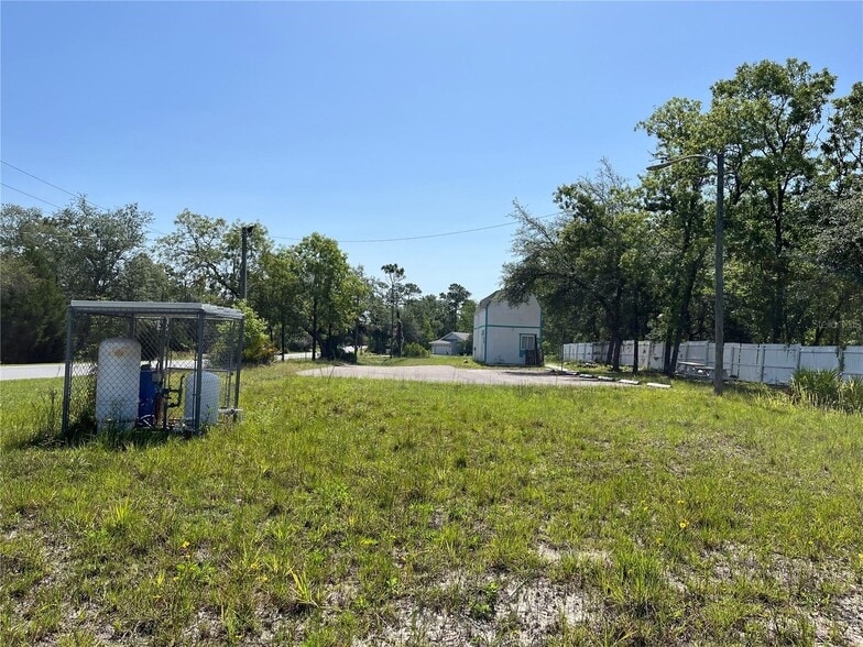 18132 Commercial Way, Weeki Wachee, FL for sale - Building Photo - Image 3 of 18
