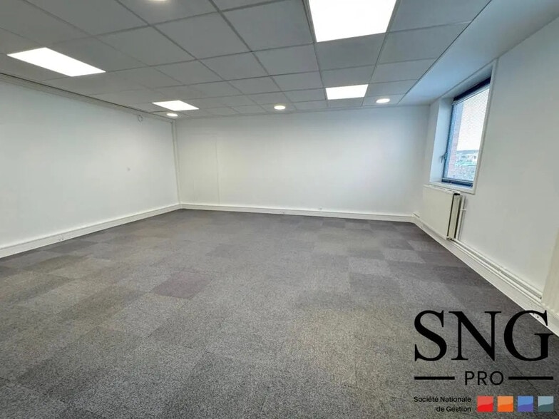 16 Rue Jacques Tati, Évry-Courcouronnes for sale - Building Photo - Image 2 of 10