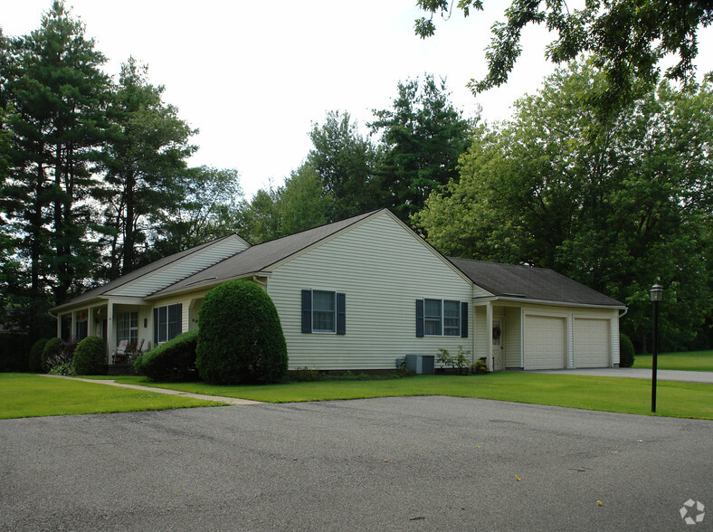 565 Bay Rd, Queensbury, NY à vendre - Photo principale - Image 1 de 1