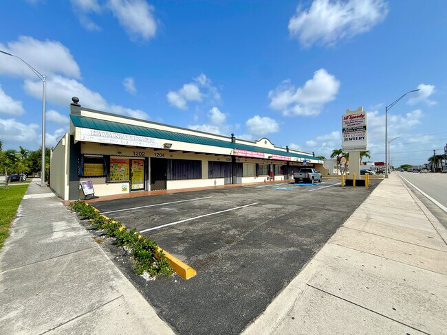 Plus de détails pour 1200-1240 E 4th Ave, Hialeah, FL - Commerce de détail à louer