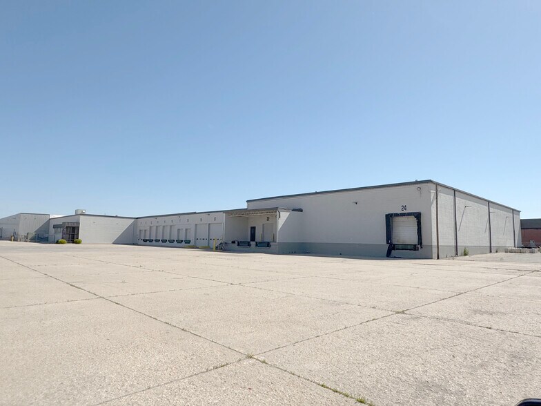 3600 N Santa Fe St, Wichita, KS à louer - Photo du bâtiment - Image 2 de 4