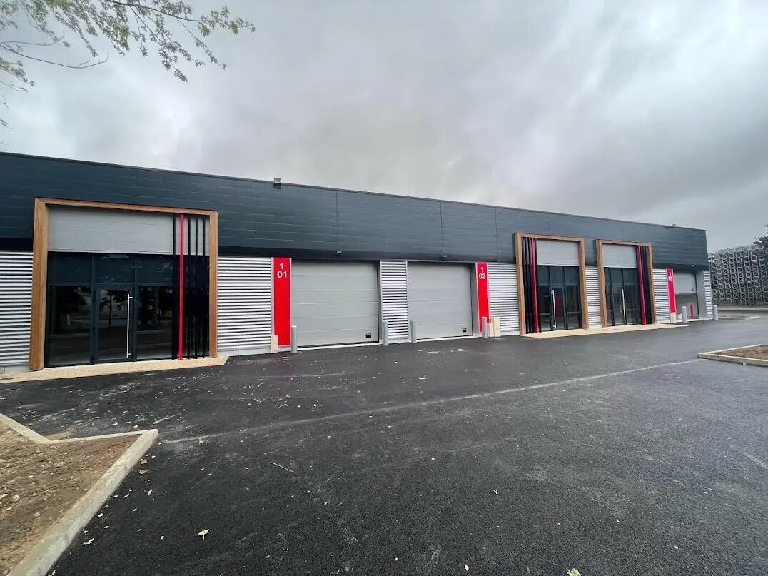 Flex in Éragny for lease Building Photo- Image 1 of 23