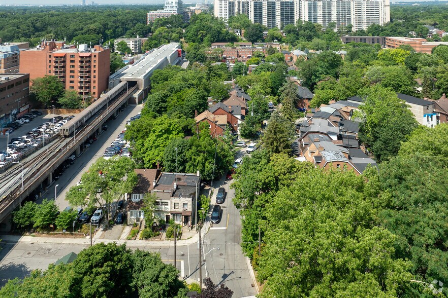 24 Indian Road Cres, Toronto, ON à vendre - Aérien - Image 2 de 2