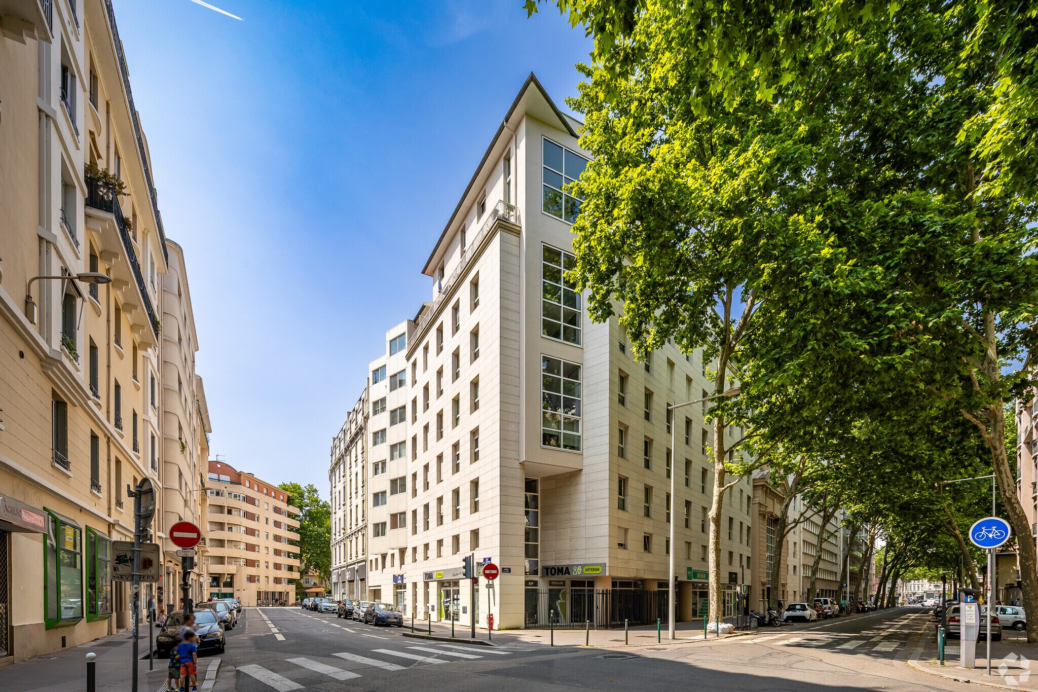 Retail in Lyon for lease Primary Photo- Image 1 of 8