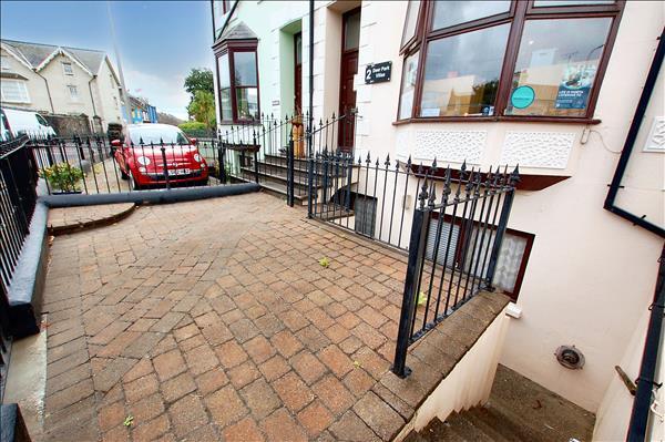 2 Deer Park, Tenby à vendre - Photo du bâtiment - Image 2 de 5