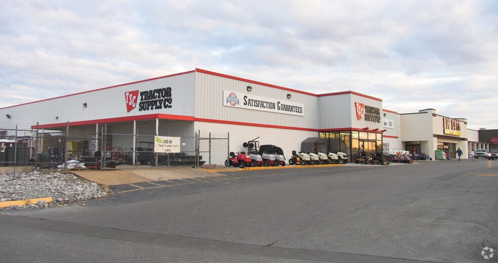 2002-2028 N Locust Ave, Lawrenceburg, TN à louer - Photo du bâtiment - Image 3 de 13