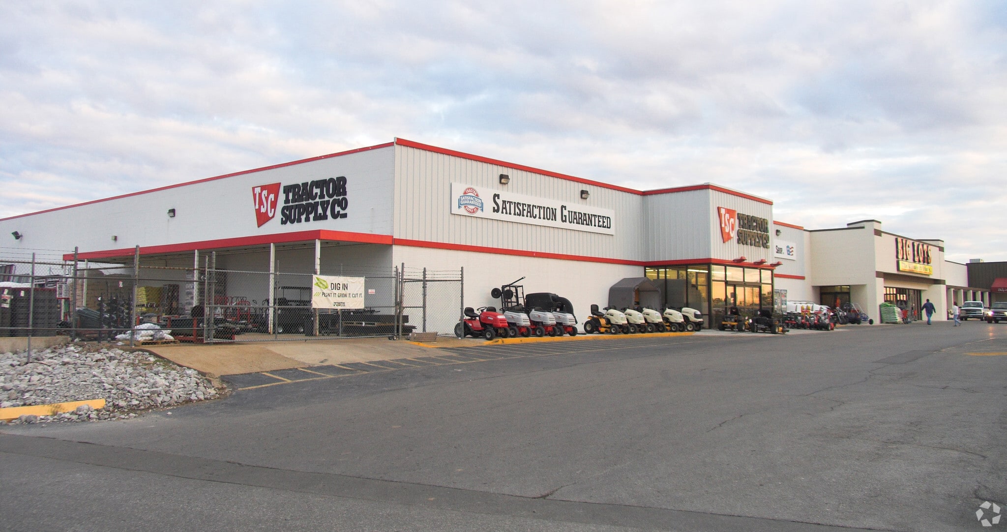 2010 N Locust Ave, Lawrenceburg, TN for lease Building Photo- Image 1 of 8