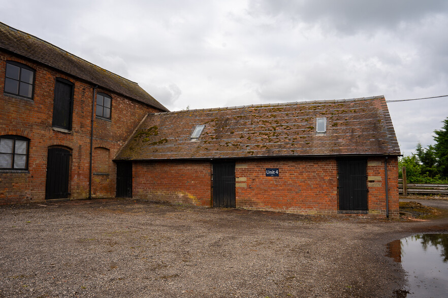 Monarch's Way, Tong for lease - Building Photo - Image 3 of 3