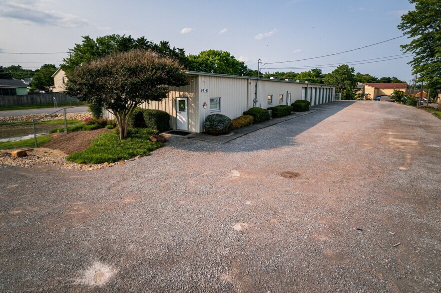 2333 W Emory Rd, Powell, TN à vendre - Photo du bâtiment - Image 2 de 15