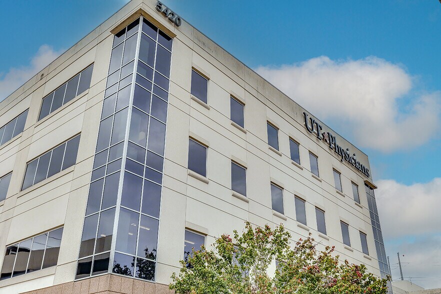 5420 West Loop S, Bellaire, TX à louer - Photo du bâtiment - Image 3 de 7