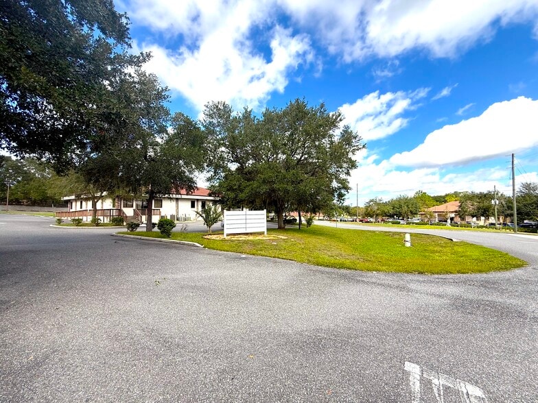 301 Skyline Dr, Lady Lake, FL for lease - Building Photo - Image 2 of 71