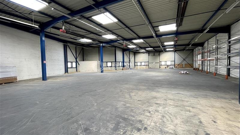Flex in Chelles for lease - Interior Photo - Image 2 of 8