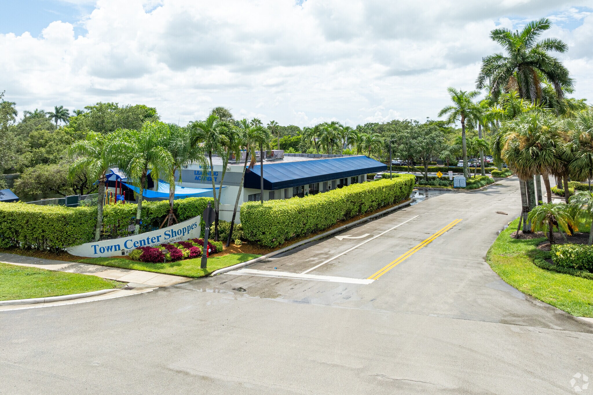 16602 Saddle Club Rd, Weston, FL à louer Photo du bâtiment- Image 1 de 12