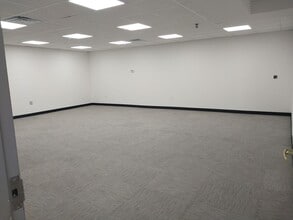 82-11 37th Ave, Jackson Heights, NY for lease Interior Photo- Image 2 of 4