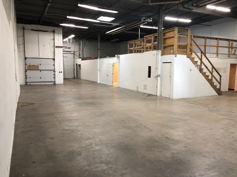 22272 N Pepper Rd, Lake Barrington, IL for lease - Interior Photo - Image 3 of 7