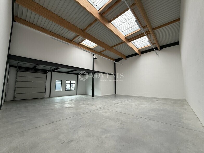 555 Avenue Marguerite Perey, Lieusaint for sale - Interior Photo - Image 2 of 7