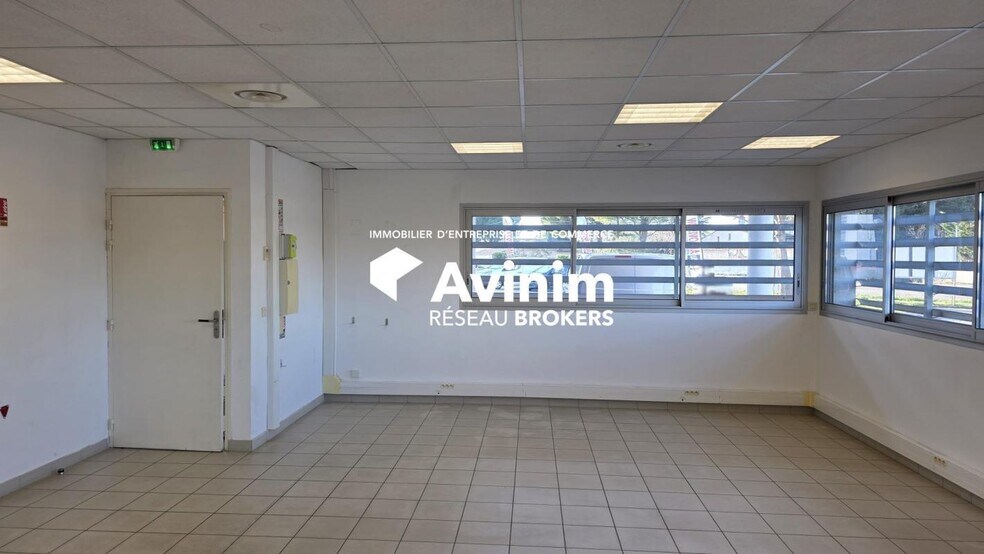 Office in Lunel for lease - Interior Photo - Image 1 of 5