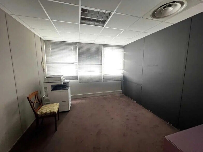 Office in Lille for lease - Interior Photo - Image 3 of 4