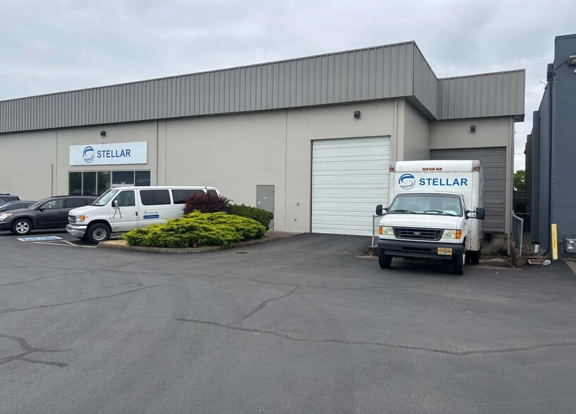 1128 S Commercial Way SE, Albany, OR for lease - Building Photo - Image 1 of 2