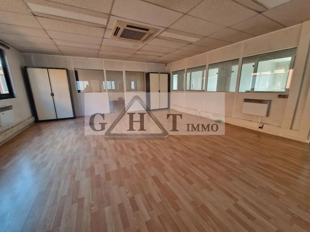 Office in Bobigny for lease Interior Photo- Image 1 of 6