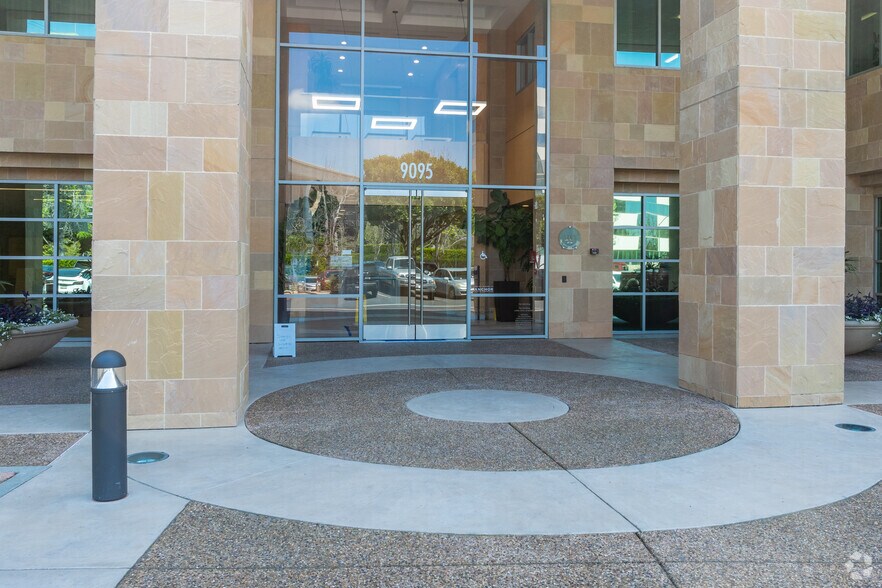 9095 Rio San Diego Dr, San Diego, CA à louer - Photo du bâtiment - Image 3 de 5