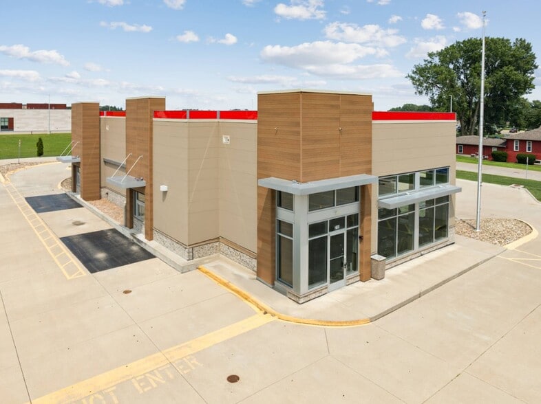 215 E Donald St, Waterloo, IA for lease - Building Photo - Image 1 of 6
