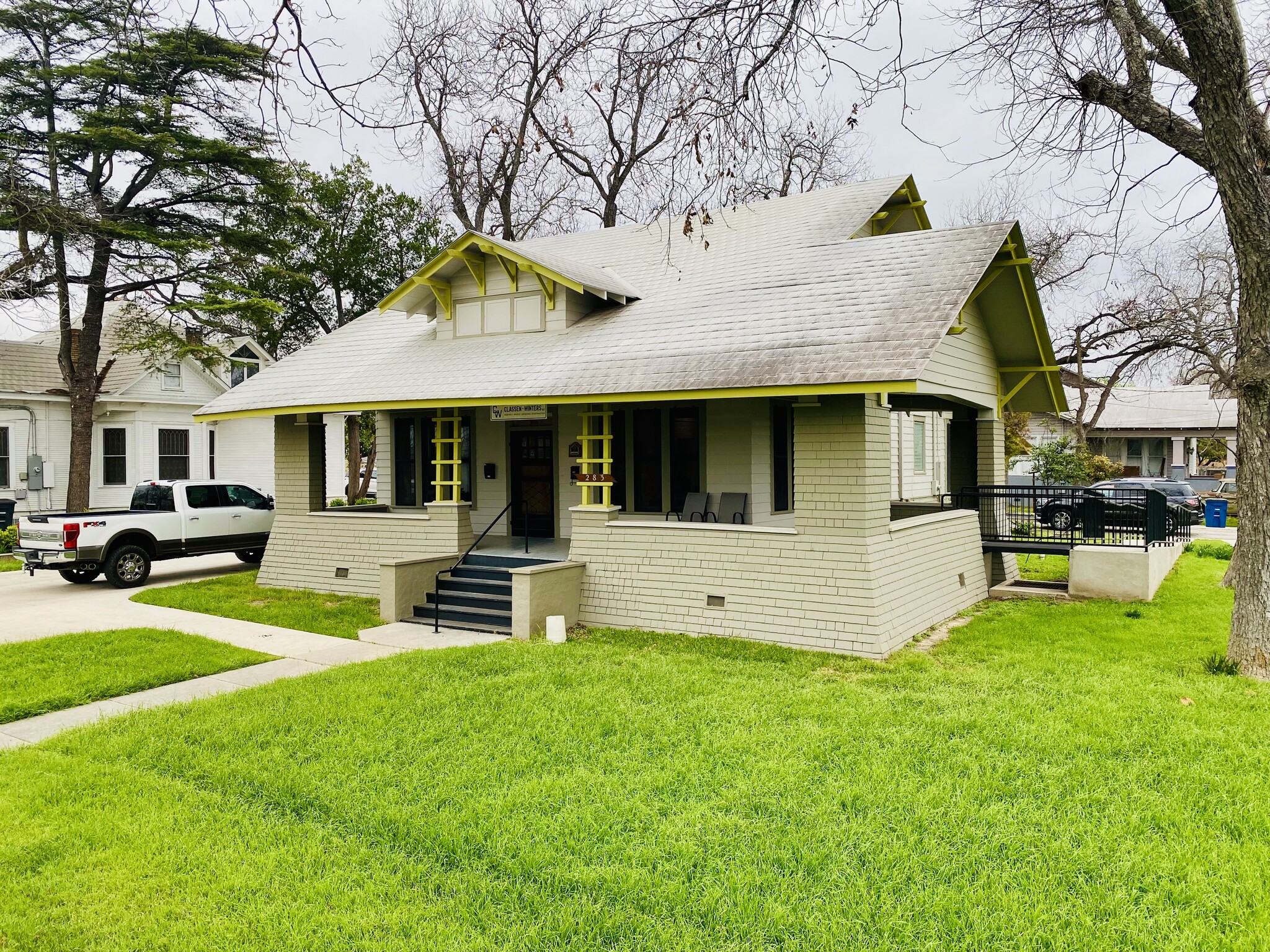 283 E Bridge St, New Braunfels, TX for lease Building Photo- Image 1 of 12
