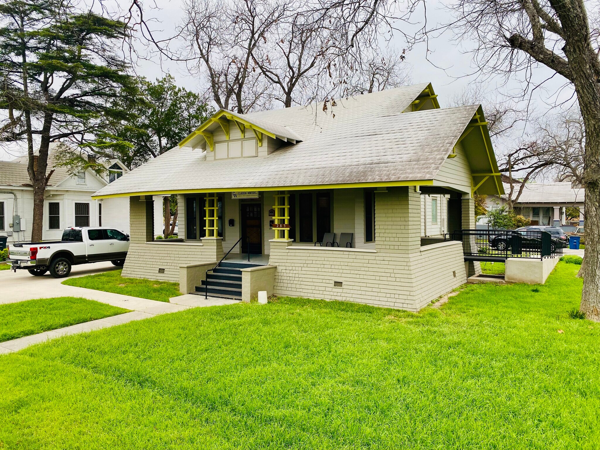 283 E Bridge St, New Braunfels, TX à louer Photo du bâtiment- Image 1 de 12