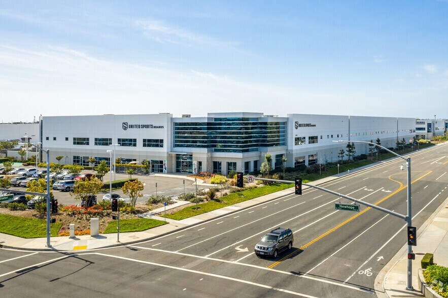 11488 Slater Ave, Fountain Valley, CA for lease - Primary Photo - Image 1 of 8