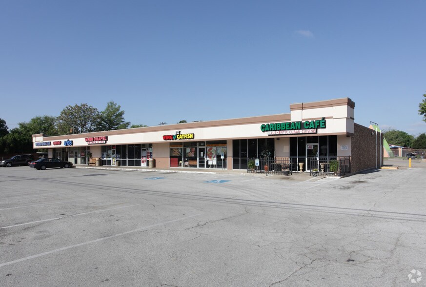 1000-1012 Webb Chapel Rd, Carrollton, TX for lease - Building Photo - Image 1 of 5