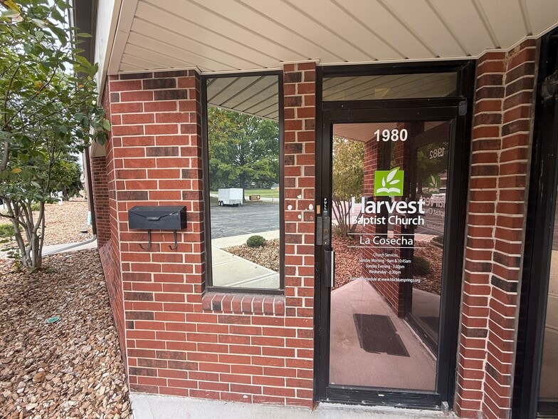 1980-1986 NW Copper Oaks Cir, Blue Springs, MO for sale - Building Photo - Image 1 of 12