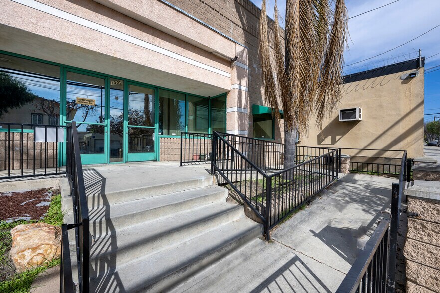 1005 E Burnett St, Signal Hill, CA à vendre - Photo du bâtiment - Image 2 de 8